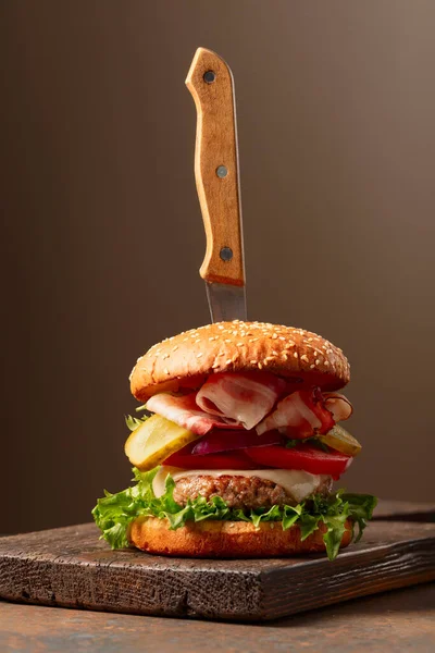 Frisse Lekkere Hamburger Een Houten Snijplank Burger Met Tomaat Komkommerconserven — Stockfoto