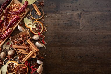 Mutfak masasında çeşitli baharatlar. Üst Manzara. Boşluğu kopyala.