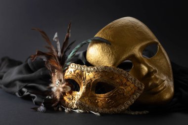 Altın Venedik karnaval maskeleri. Siyah arkaplanda klasik maskeler.