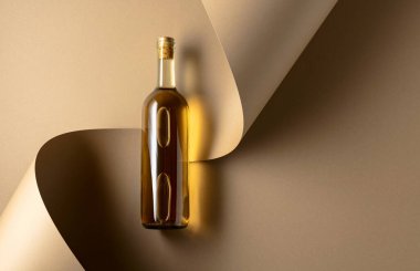 Bej arka planda bir şişe beyaz şarap. Üst Manzara. Boşluğu kopyala.