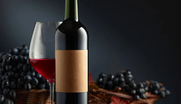 Flasche Und Glas Rotwein Mit Blauen Trauben Auf Einer Flasche — Stockfoto