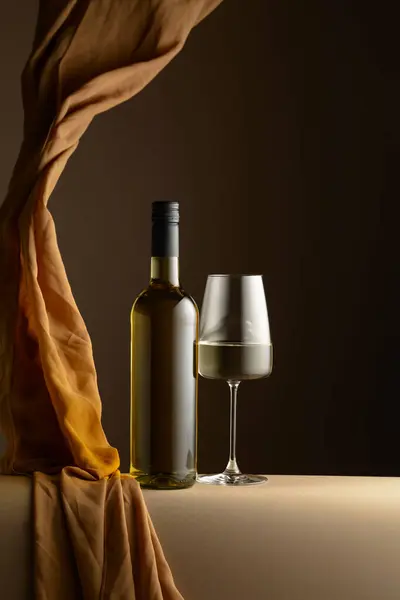 Garrafa Copo Vinho Branco Salpicos Pano Bege Sobre Fundo Escuro — Fotografia de Stock