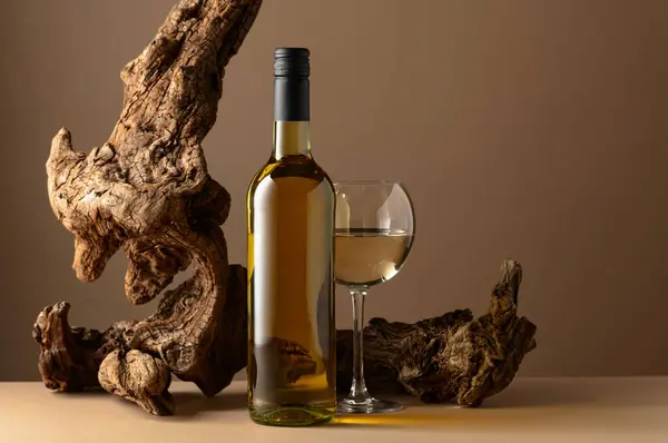 Białe Wino Stary Haczyk Beżowym Tle Przestrzeń Kopiowania — Zdjęcie stockowe