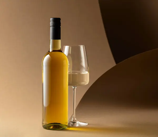 Bottiglia Bicchiere Vino Bianco Sfondo Beige — Foto Stock