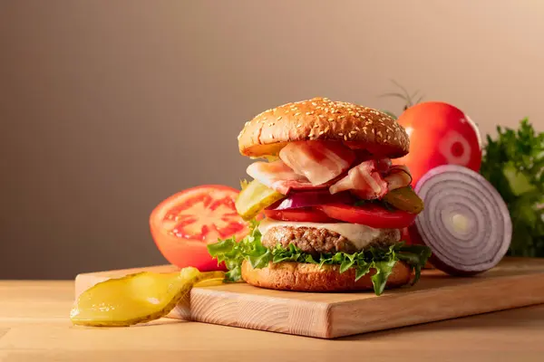 Frisse Lekkere Hamburger Een Houten Snijplank Burger Met Tomaat Komkommer — Stockfoto