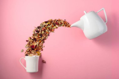 Kurutulmuş bitkiler ve çiçeklerin karışımı. Bitkisel tıp temasının kavramsal görüntüsü. Kopyalama alanı olan üst görünüm.