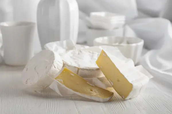 Queijo Camembert Com Utensílios Brancos Sobre Uma Mesa Madeira Branca — Fotografia de Stock