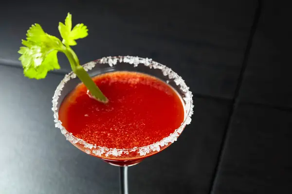 Bloody Mary Cocktail Mit Sellerie Auf Schwarzem Hintergrund Das Glas — Stockfoto