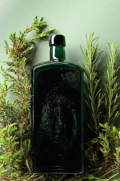 Botella Vintage Con Ramas Enebro Romero Imagen Del Tema Medicina —  Fotos de Stock