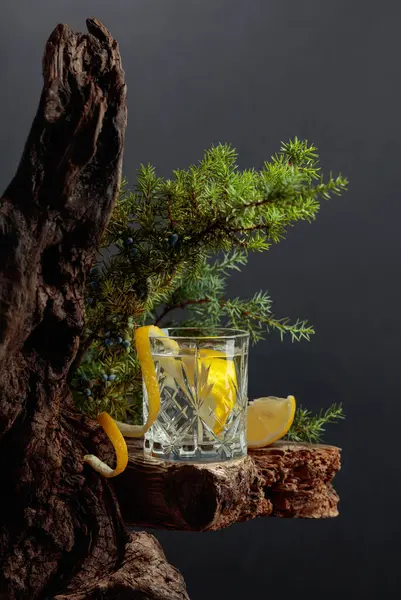 Cocktail Gin Tonic Met Citroen Een Kristalglas Een Oud Bord — Stockfoto