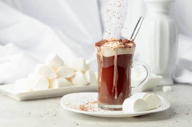 Çikolata parçacıkları serpiştirilmiş kremalı sıcak çikolata.. 