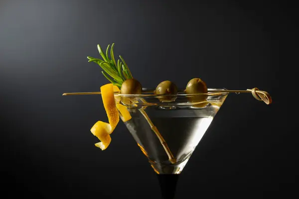 Cocktail Martini Sec Classique Aux Olives Vertes Écorce Citron Romarin — Photo