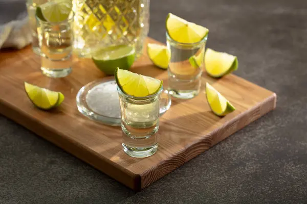 Tequila Oro Con Sale Marino Fette Lime Tagliere — Foto Stock