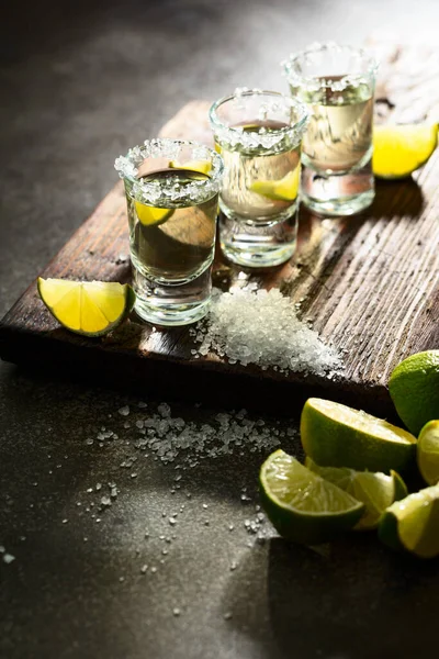 Gouden Tequila Met Zeezout Limoenschijfjes Een Oude Snijplank — Stockfoto