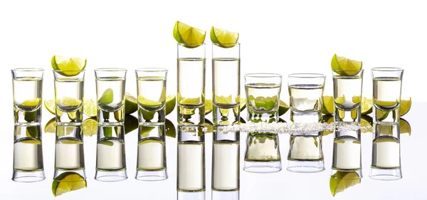 Tequila Shots Avec Tranches Citron Vert Sel Isolé Sur Fond — Photo