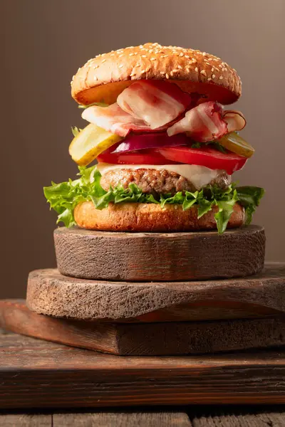 Frisse Lekkere Hamburger Een Houten Snijplank Burger Met Tomaat Komkommerconserven — Stockfoto