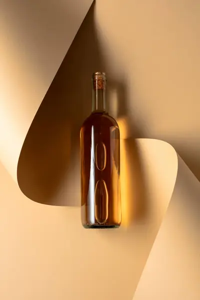 Butelka Białego Wina Beżowym Tle Widok Góry Przestrzeń Kopiowania — Zdjęcie stockowe