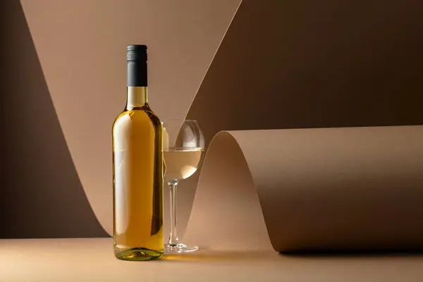 Bottle Glass White Wine Beige Background Copy Space — Zdjęcie stockowe
