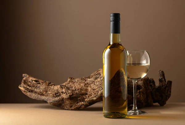 Vinho Branco Velho Empecilho Fundo Bege Espaço Cópia — Fotografia de Stock