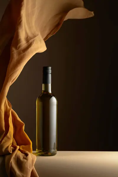 Garrafa Vinho Branco Salpicos Pano Bege Fundo Escuro — Fotografia de Stock