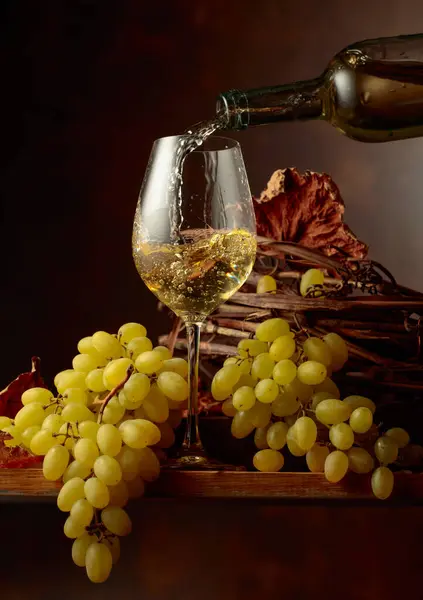 Şarap Bardağa Doldurulur Beyaz Şarap Bir Demet Üzüm Eski Ahşap — Stok fotoğraf