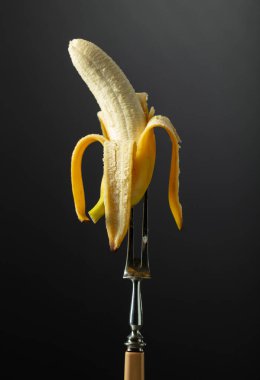 Siyah arka planda olgun sulu muz.