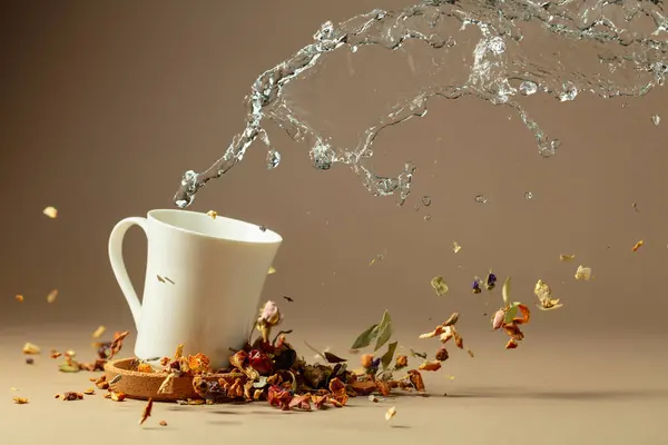 Травяной Чай Лекарственными Травами Цветами Белая Кружка Брызгами Воды Летающими — стоковое фото