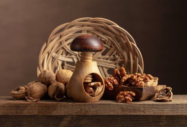 Eski ahşap bir masada cevizler. Ön görünüm.