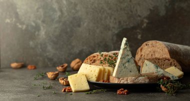 Mutfak masasında peynir, ekmek, ceviz ve kekik. Boşluğu kopyala.