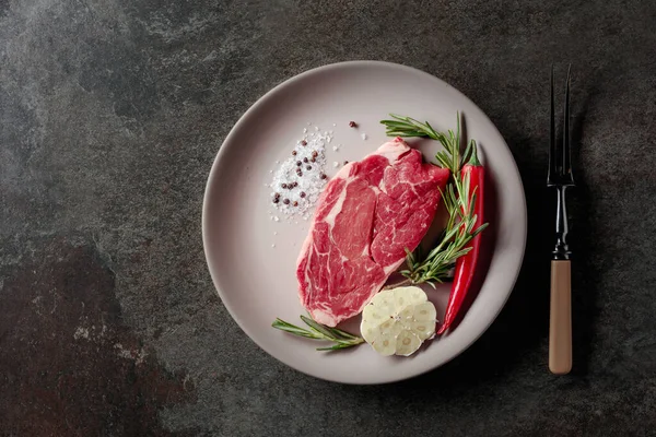 Rauwe Biefstuk Voor Grillen Met Rozemarijn Knoflook Zout Peper Oude — Stockfoto