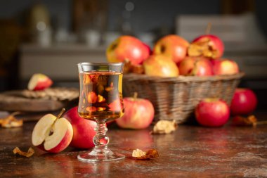 Mutfak masasında elma suyu..