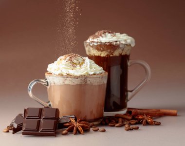 Çikolata kırıntıları serpiştirilmiş kremalı sıcak çikolata ve kahve. Malzemeli sıcak bayram içecekleri..