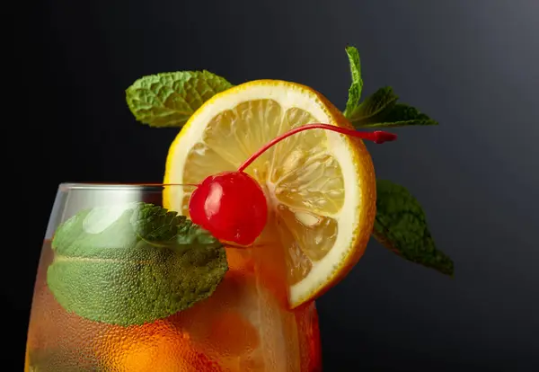 Kall Uppfriskande Sommar Cocktail Kuba Libre Med Citronskivor Körsbär Och — Stockfoto