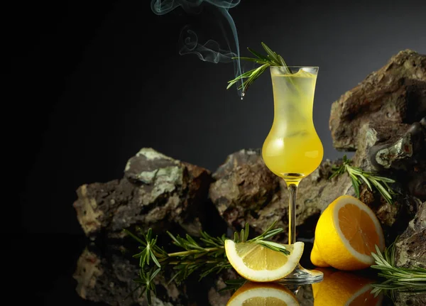 Traditional Homemade Lemon Liqueur Limoncello Fresh Citrus Black Reflective Background — Stock Photo, Image