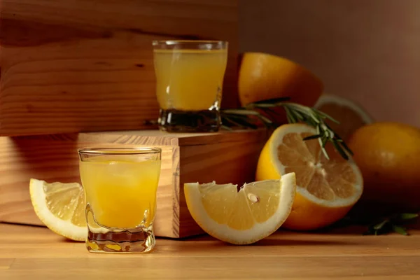 Traditionell Hemlagad Citronlikör Limoncello Och Färsk Citrus Och Rosmarin — Stockfoto