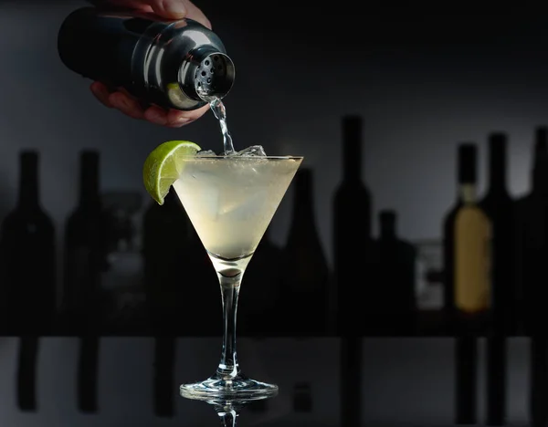 Cocktail Daiquiri Czarnym Tle Odblaskowym Tle Sylwetki Różnych Butelek — Zdjęcie stockowe