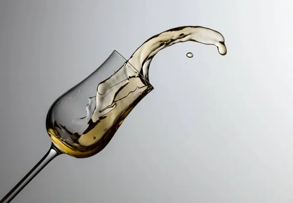 Het Drankje Morst Uit Het Glas Concept Van Het Thema — Stockfoto