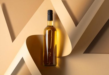 Bej arka planda bir şişe beyaz şarap. Üst Manzara. Boşluğu kopyala.