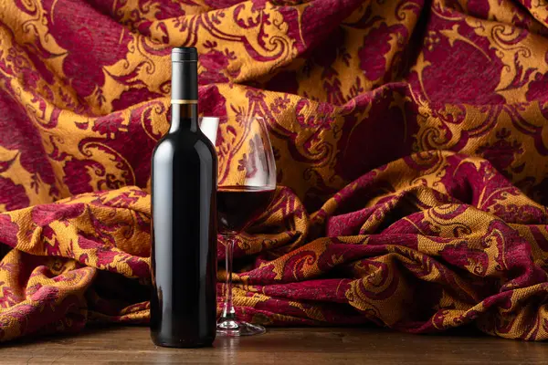 Flaska Och Glas Rött Vin Olld Träpytteliten Bakgrunden Retrobonad Med — Stockfoto