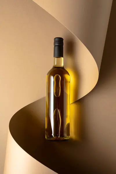 Butelka Białego Wina Beżowym Tle Widok Góry Przestrzeń Kopiowania — Zdjęcie stockowe