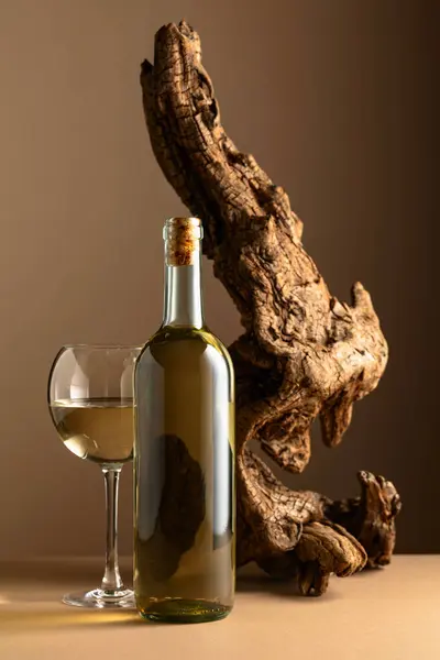 Vinho Branco Velho Empecilho Fundo Bege Espaço Cópia — Fotografia de Stock