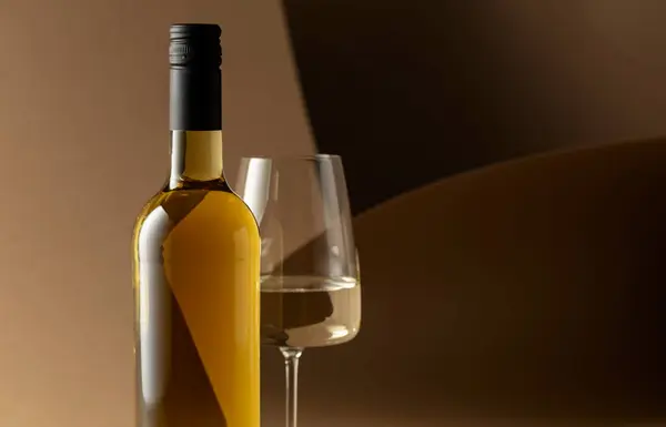 Bottiglia Bicchiere Vino Bianco Sfondo Beige — Foto Stock