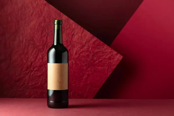 Eine Flasche Rotwein Auf Rotem Hintergrund Auf Einer Flasche Altes — Stockfoto