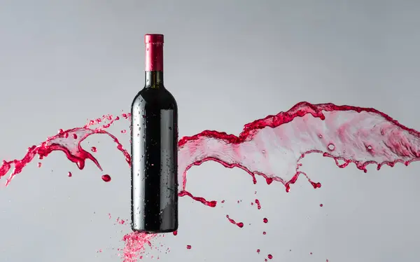 Ένα Μπουκάλι Κόκκινο Κρασί Και Πιτσιλιές Αντιγραφή Χώρου — Φωτογραφία Αρχείου