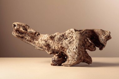 Bej arka planda eski, kuru ahşap bir pürüz. Ürününüzü ön plana koyun. Boşluğu kopyala.