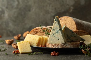 Mutfak masasında peynir, ekmek, ceviz ve kekik. Boşluğu kopyala.