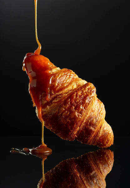 Fresh Baked Croissant Caramel Sauce Black Reflective Background — Stock Photo, Image