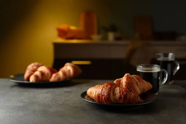 Croissants Recién Horneados Café Negro Una Mesa Cocina Enfoque Selectivo — Foto de Stock