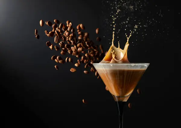 Espresso Martini Ποτό Πιτσιλιές Και Πτώση Κόκκους Καφέ Μαύρο Φόντο — Φωτογραφία Αρχείου