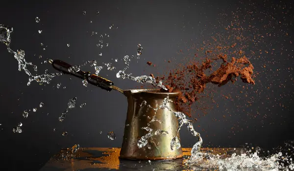 Zwarte Koffie Zetten Oude Koper Cezve Water Spatten Gemalen Koffie — Stockfoto